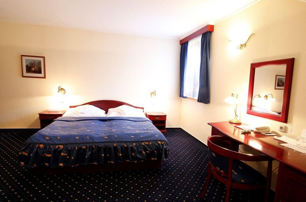 Hotel Agh 4*