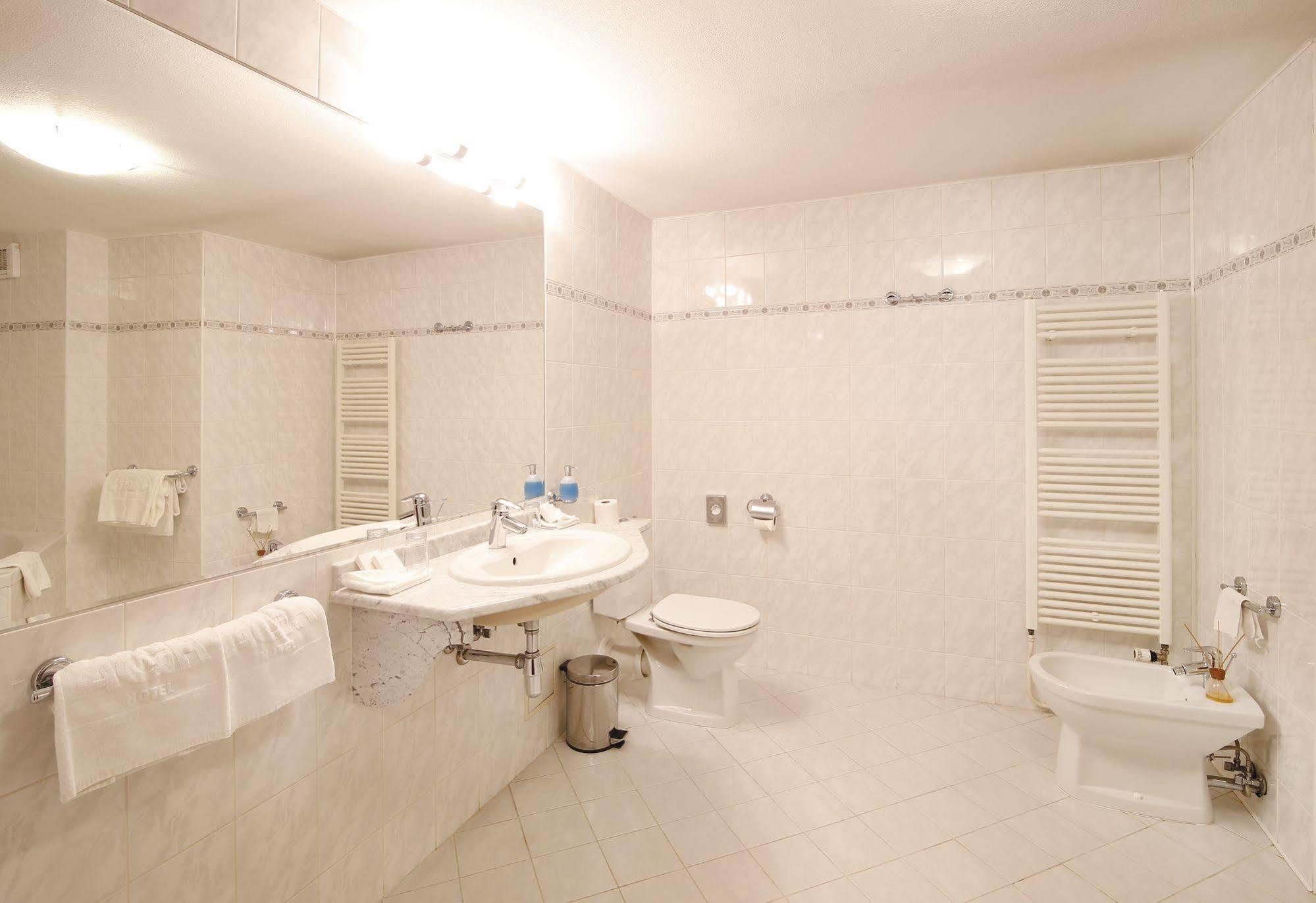 Hotel Agh 4*